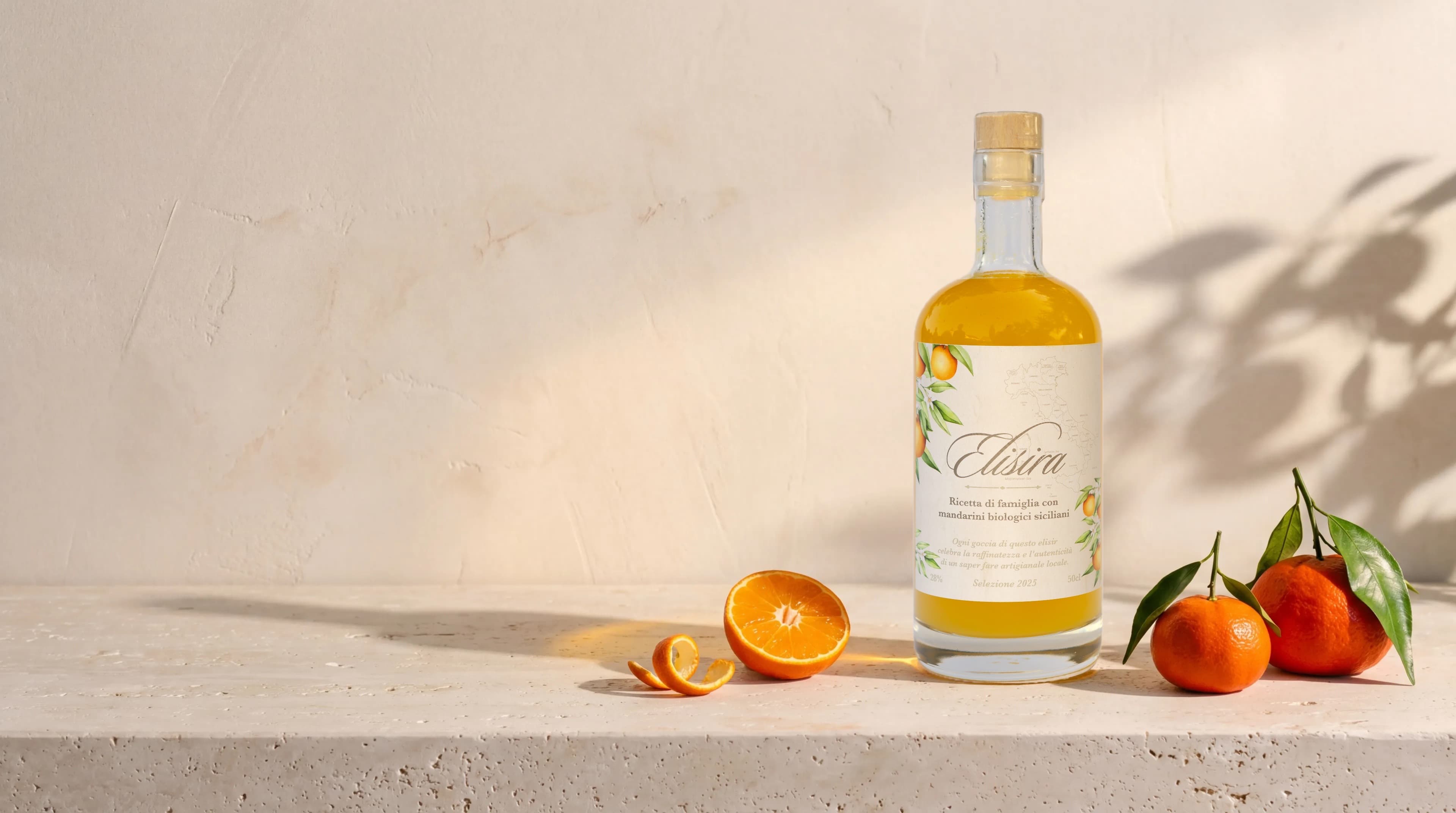 Bouteille Elisira, liqueur de mandarines siciliennes, posée sur une tablette de pierre entre des mandarines fraîches